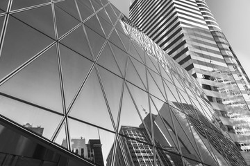 Aufkleber - Reflection of urban skyline on modern office building