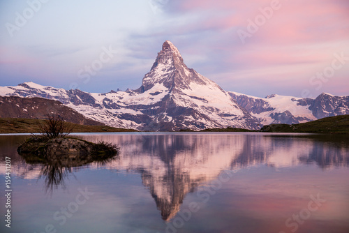 Plakat na papierze fotorealistycznym Kolorowa letnia panorama piramidy Matterhorn i jeziora Stellisee. 