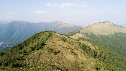 Vista aerea di un sentiero che porta sul Monte Boletto, Alpi, nei pressi del lago di Como. Como, Brunate, Lombardia, Italia