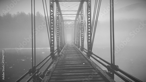 Dekoracja na wymiar  kolejowy-most-we-mgle