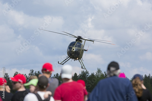 Zdjęcie XXL Helikopter unoszący się przed ludźmi. Leci naprawdę nisko.