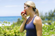 © Jessica Peterson/Tetra Images - Blonde beautiful woman eating fresh apple