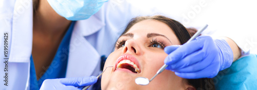 Fotografía Woman dentist working at her patients teeth