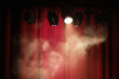 spectacle scène artiste rouge rideau concert fête fond lumière spot fumée fumigène théâtre musique