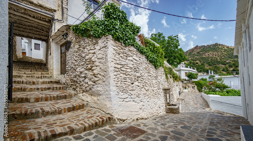 wejscie-do-domu-starych-schodkach-capileira-hiszpania