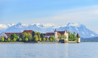 Inselstadt Lindau vor schneebedeckten Bergen im Frühling