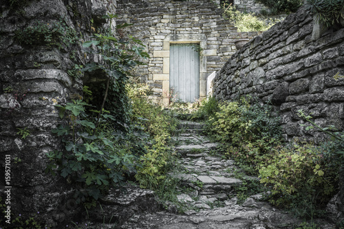 aleja-w-wiosce-rochecolombe-w-ardeche-w-poludniowej-francji