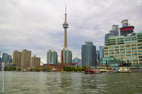 Zdjęcie XXL Toronto, Ontario, Kanada schronienia nabrzeża w pochmurny dzień z CN tower i dzielnicy finansowej w tle