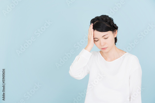頭をおさえる女性 Stock Photo Adobe Stock 頭をおさえる女性 Stock Photo Adobe Stock