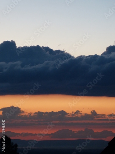 Fotografie, Obraz wolken Kontrast hell dunkel abend indigo orange grau