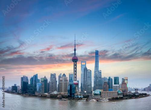 Plakat Szanghaj skyline z płonącymi chmurami