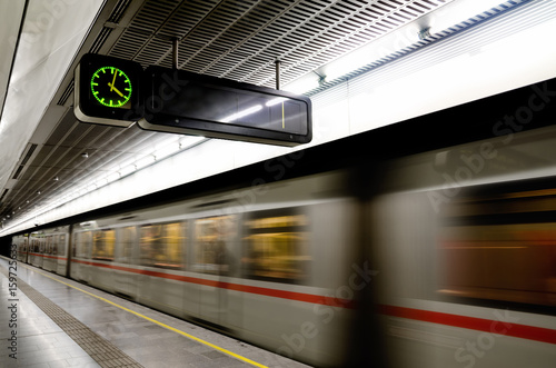 Zdjęcie XXL Stacja metra w Wiedniu (Austria) z pociągiem kursującym obok peronu