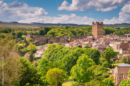 Cuadros en Lienzo Richmond Castle Skyline / The market town of Richmond is sited at the very edge