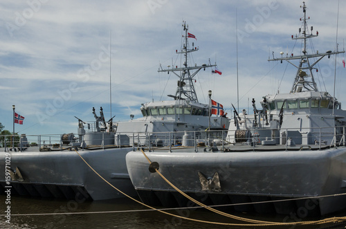 Plakat DWA WARSHIPS - Norwegian Mineships na nabrzeżu portowym