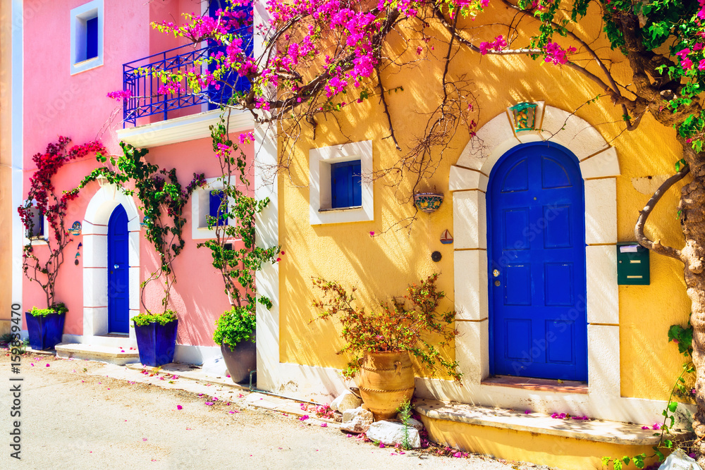 Grecja - urocza uliczka we wiosce Assos w Kefalonii - obrazy, fototapety, plakaty 