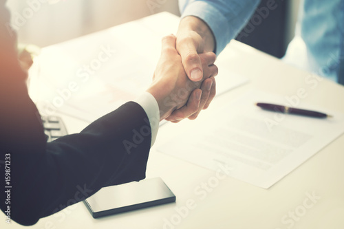 Fotografía business people handshake after partnership contract signing