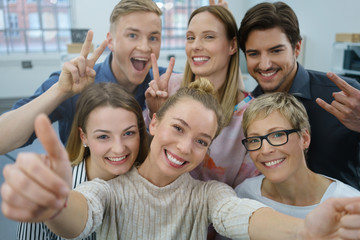 Sticker - kollegen im büro machen ein witziges foto