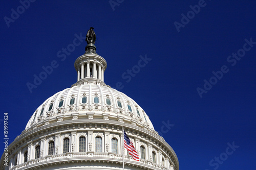 Fotografia, Obraz US Capitol Building Dome with Clear Blue Sky & Flag