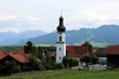 Dorf mit Kirchturm vor Bergpanorama, Allgäu