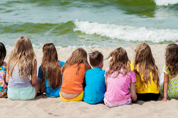 Canvas Print - Group of children sitting on beach