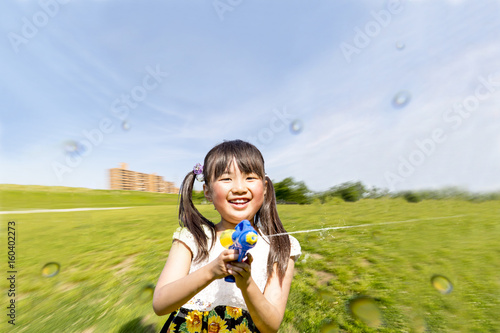 水鉄砲で遊ぶ小学生の女の子 Stock Photo Adobe Stock 水鉄砲で遊ぶ小学生の女の子 Stock Photo Adobe Stock