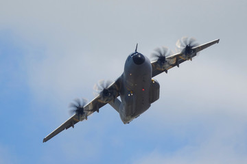 Wall Mural - avion de transport militaire face