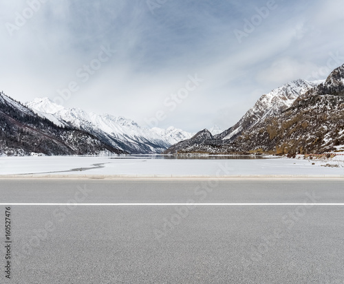 Fotomural empty road in tibetan plateau