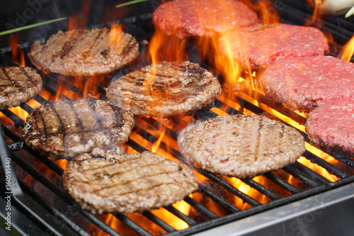Zdjęcie XXL grill grilla gotowanie stek burger na ogniu