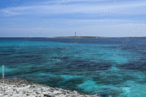 Fotografie, Obraz Aguas turquesas con la Isla del Aire y su faro en Menorca