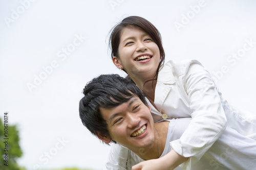 幸せカップル 屋外で彼女を背中におんぶする瞬間イメージ Stock Photo Adobe Stock 幸せカップル 屋外で彼女を背中におんぶする瞬間イメージ Stock Photo Adobe Stock