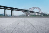 Fototapeta Most - empty floor with steel bridge in modern city