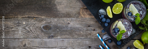 Photographie Blueberry mojito on rustic wood background