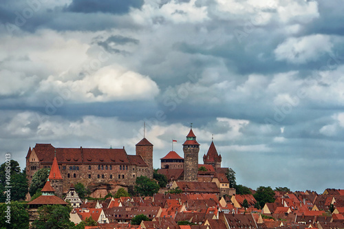 Plakat Widok na zamek Nuremberg od wschodu z zachmurzonym niebie