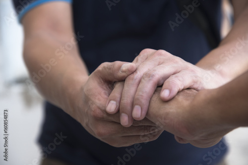 Fotomural A man giving hand for sympathy