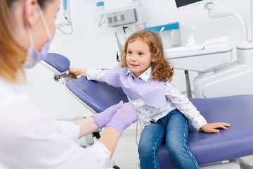 Wall Mural - Smiling girl visiting dentist