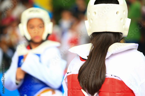 Fotografía Kids fighting on stage during Taekwondo contest