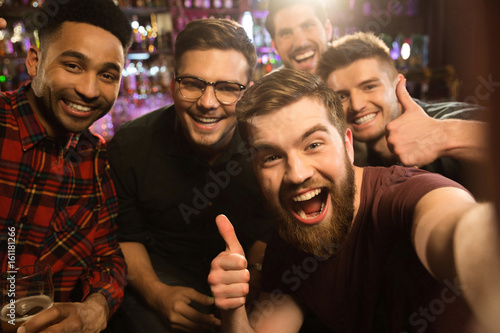 Fotomural Cheerful old friends having fun by taking selfie