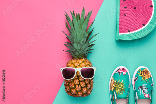 Obraz w ramie Hipsterowy ananas na kolorowym tle