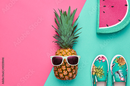 Fototapeta do kuchni Hipsterowy ananas na kolorowym tle