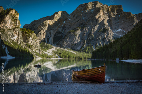 pragser-wildsee-jezioro-z-lodka-we-wloszech