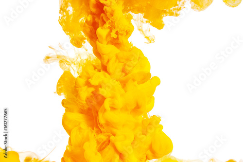 Plakaty żółte  atrament-wirujacy-w-wodzie-kropla-koloru-w-wodzie-sfotografowana-w-ruchu