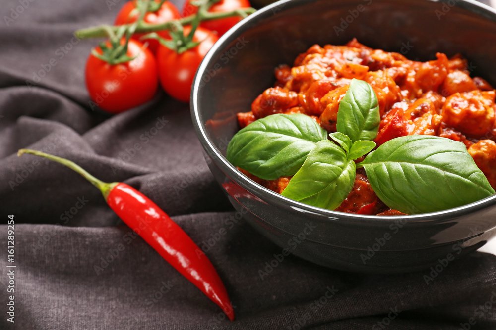 Bowl with delicious chili turkey on table, closeup