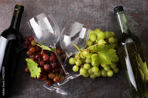 kieliszki-do-wina-lezace-na-winogronach-i-butelki-z-winem