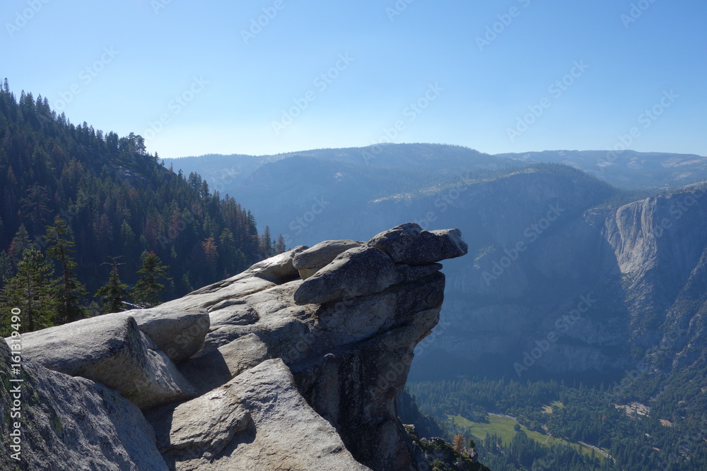 Scenic rocky cliff overlooking a vast landscape - obrazy, fototapety, plakaty 