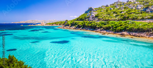 Photo  Emerald green sea water and rocks on coast of Maddalena island, Sardinia, Italy