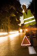 © plprod - femme en panne de voiture la nuit avec un triangle de signalement
