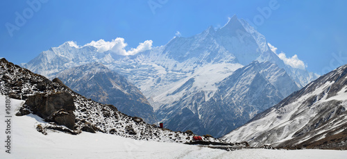 Dekoracja na wymiar  panoramiczny-krajobraz-gorski-w-himalajach-widok-na-szczyt-machapuchare-szczyt-rybiego-ogona