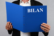 © Richard Villalon - Homme lisant un dossier bilan