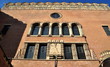 Fassade der Große Synagoge mit Rundbogenfenstern