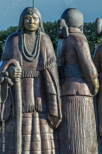 Fotografie, Obraz Bronze sculpture of native american women